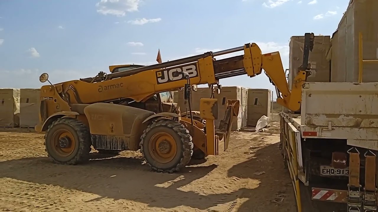 Carregando Caminhão com Módulos de 1500 Kilos com Manipulador