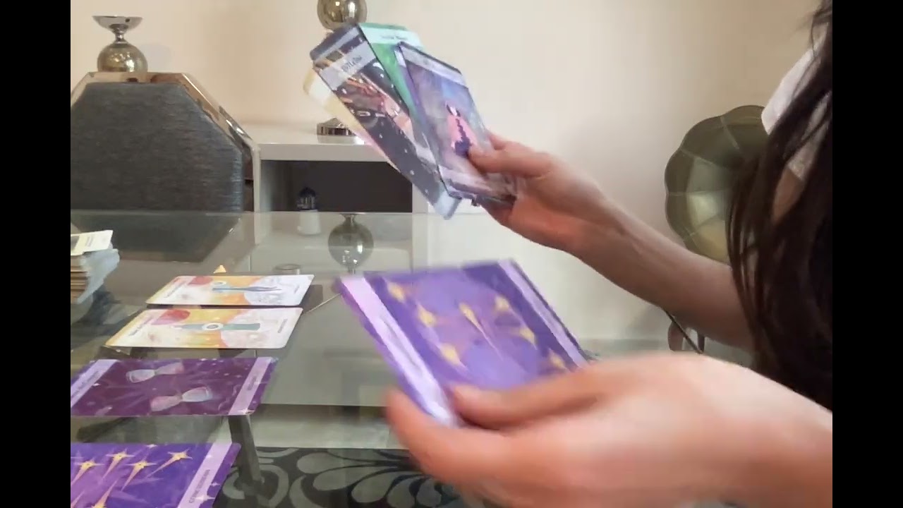 К вам подходит очаровательный самец, другой, ядовитый, проявляет подозрение, а третий находится в...