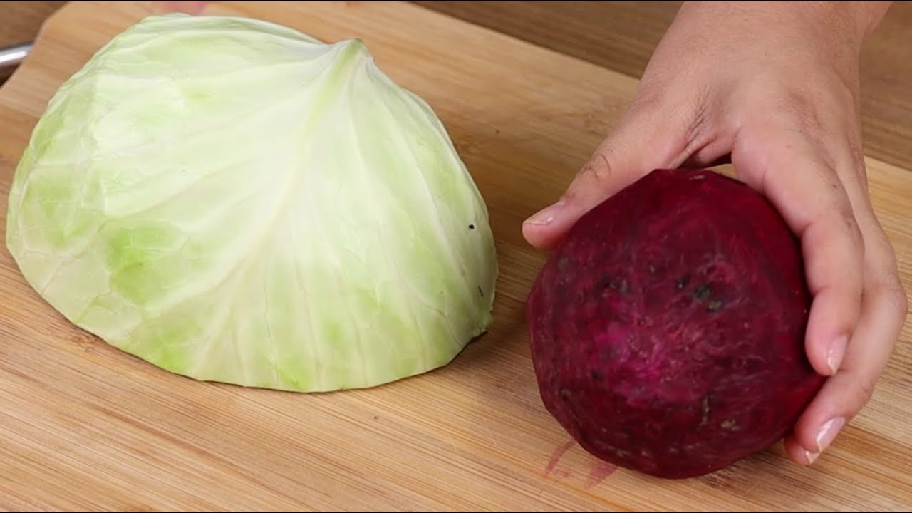 Из половины капусты и 1 свеклы вы сделаете самый простой и вкусный салат.