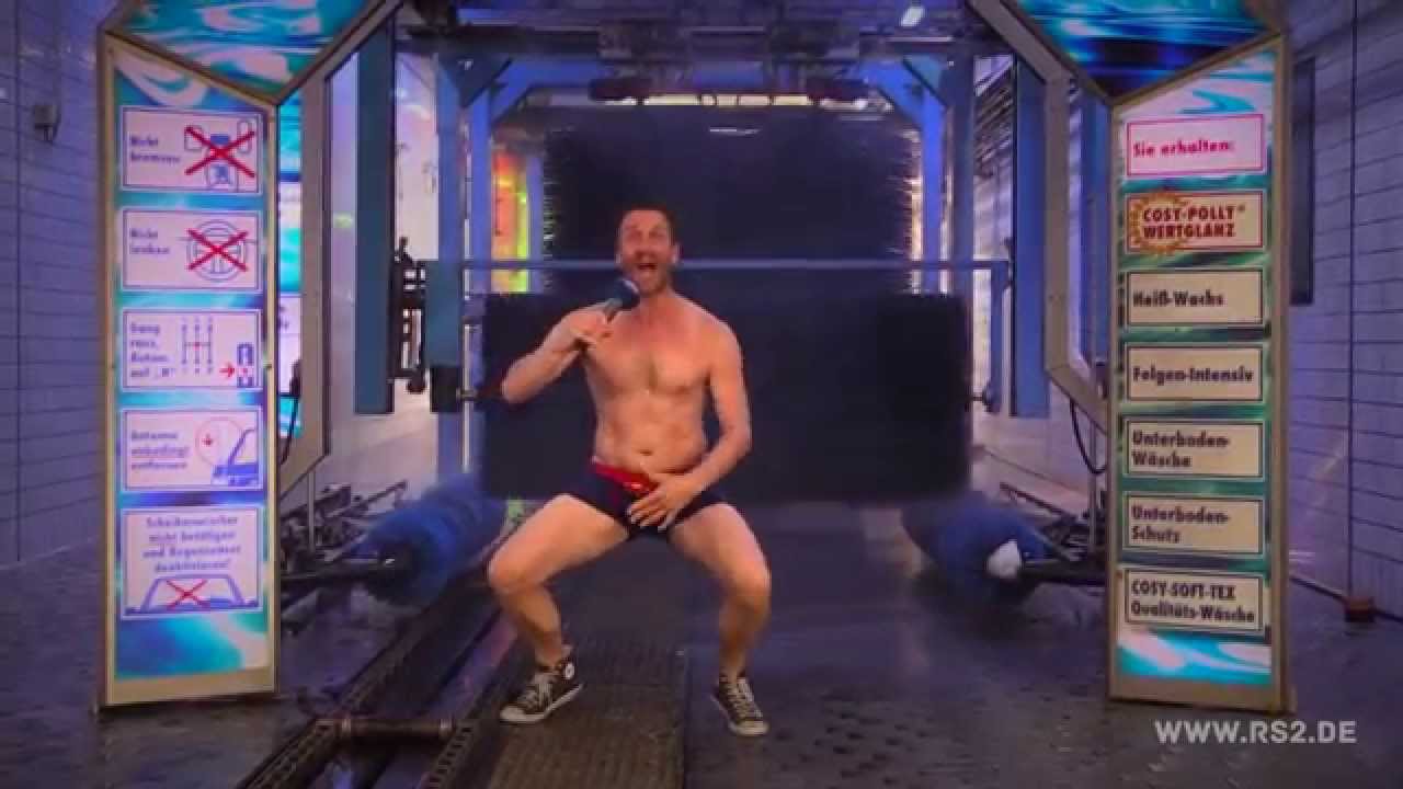 Peer Kusmagk kühlt sich ab - in der Autowaschanlage!