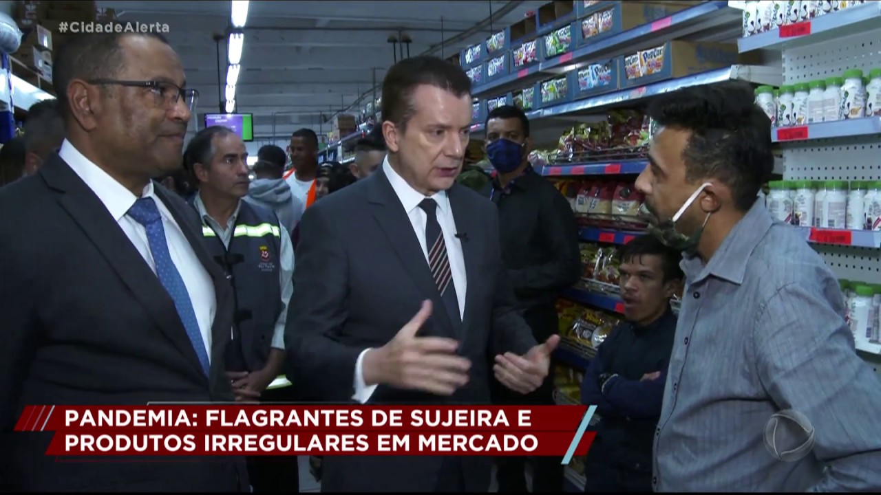 Celso Russomanno verifica denúncia de produtos impróprios para consumo em mercado