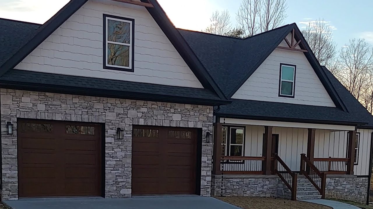 Soddy Daisy 4800sf Custom Home on .96 Acre Lot, 2 Kitchens, & roll-in shower