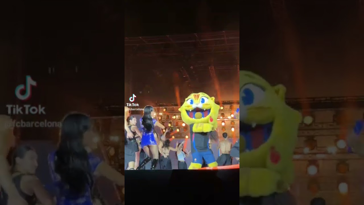 #cat entrando al escenario con #aitanax #aitana 😆😆