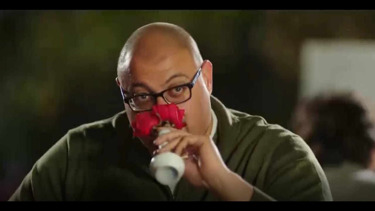 اسهل طريق لقلب النسوان هي الورد ... ههههههه شوف معتز التوني هيعمل ايه
