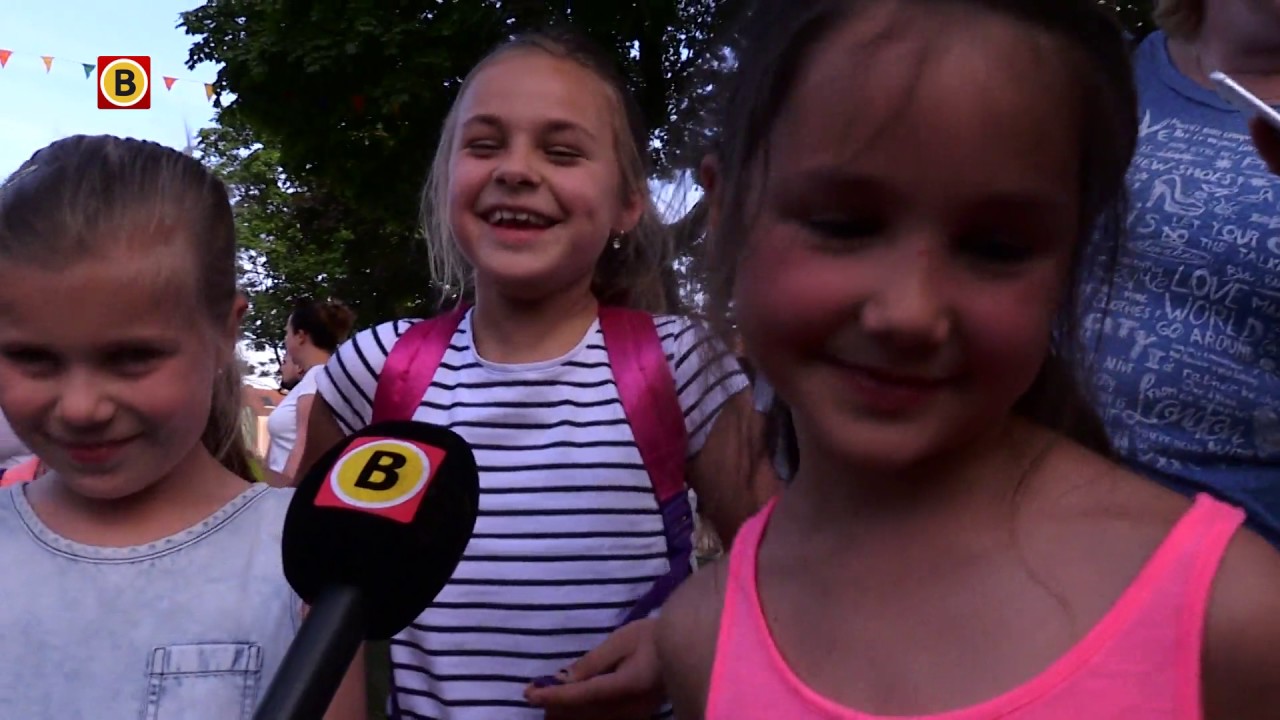 Lola loopt op blote voeten de avondvierdaagse
