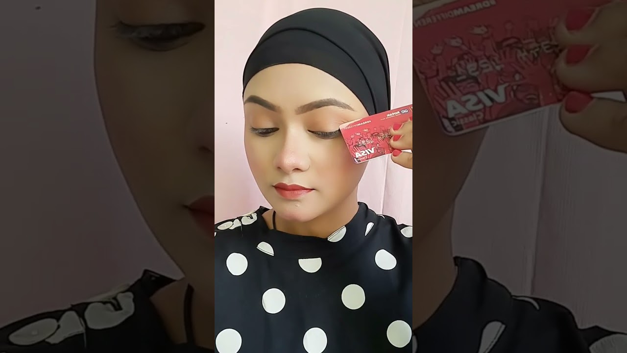 Viral ATM CARD Makeup Hack #shorts #tiktoktrend #tiktok #lipstickhack  #viralmakeup #xoteam