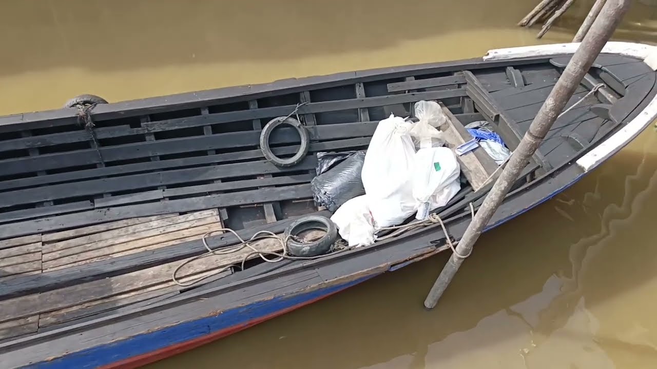 Melihat kapal pompong dari dekat