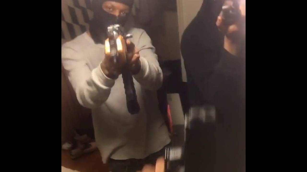 Doughboyz Cashout & Yae Yae Jordan affiliates with automatic rifles