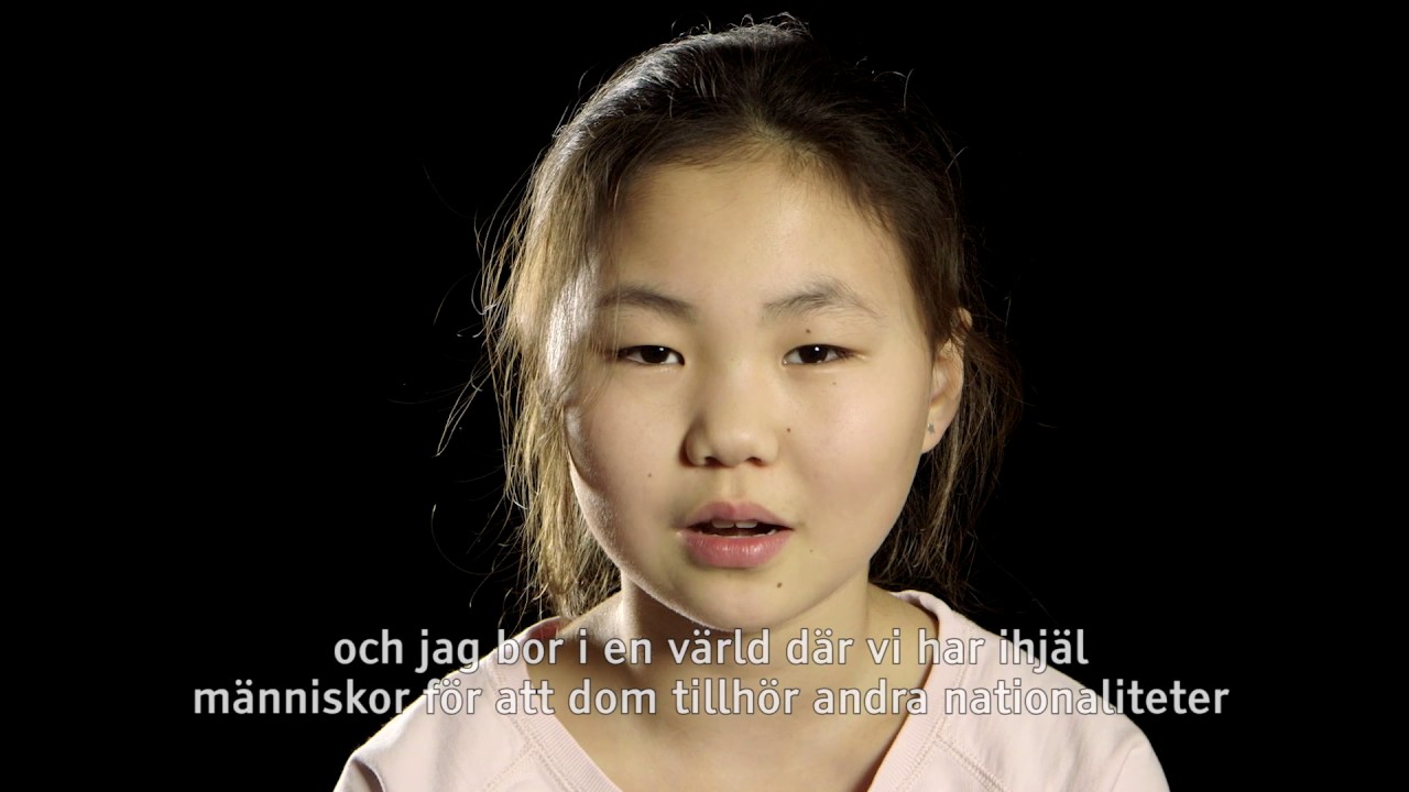 Barn läser Emil Jensens dikt "Samma Värld"