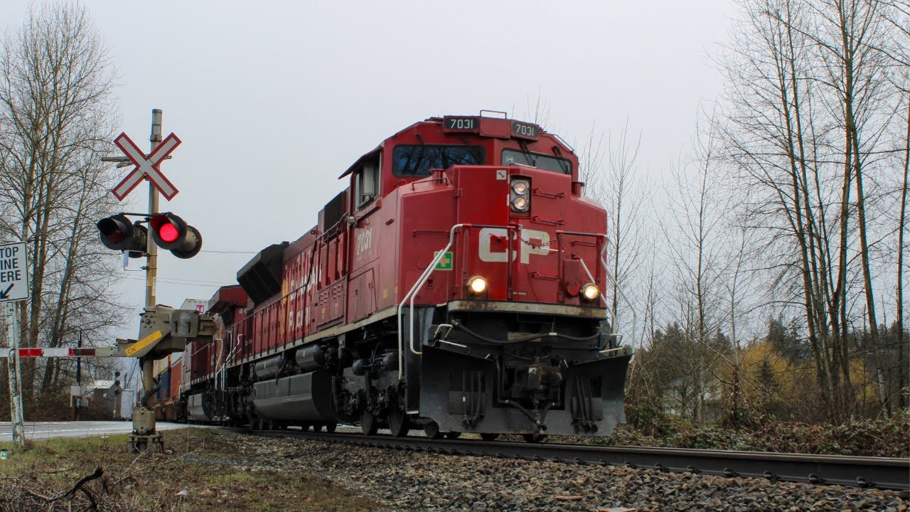 Illinois Central Heritage Unit! 4 Trains at Hydro