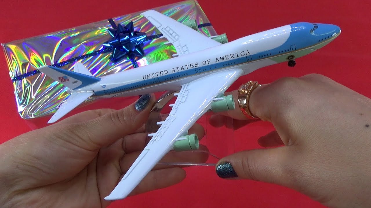 Unboxing US Air force one Boeing 747 plane US Presidential car limousine one Cadillac gifts
