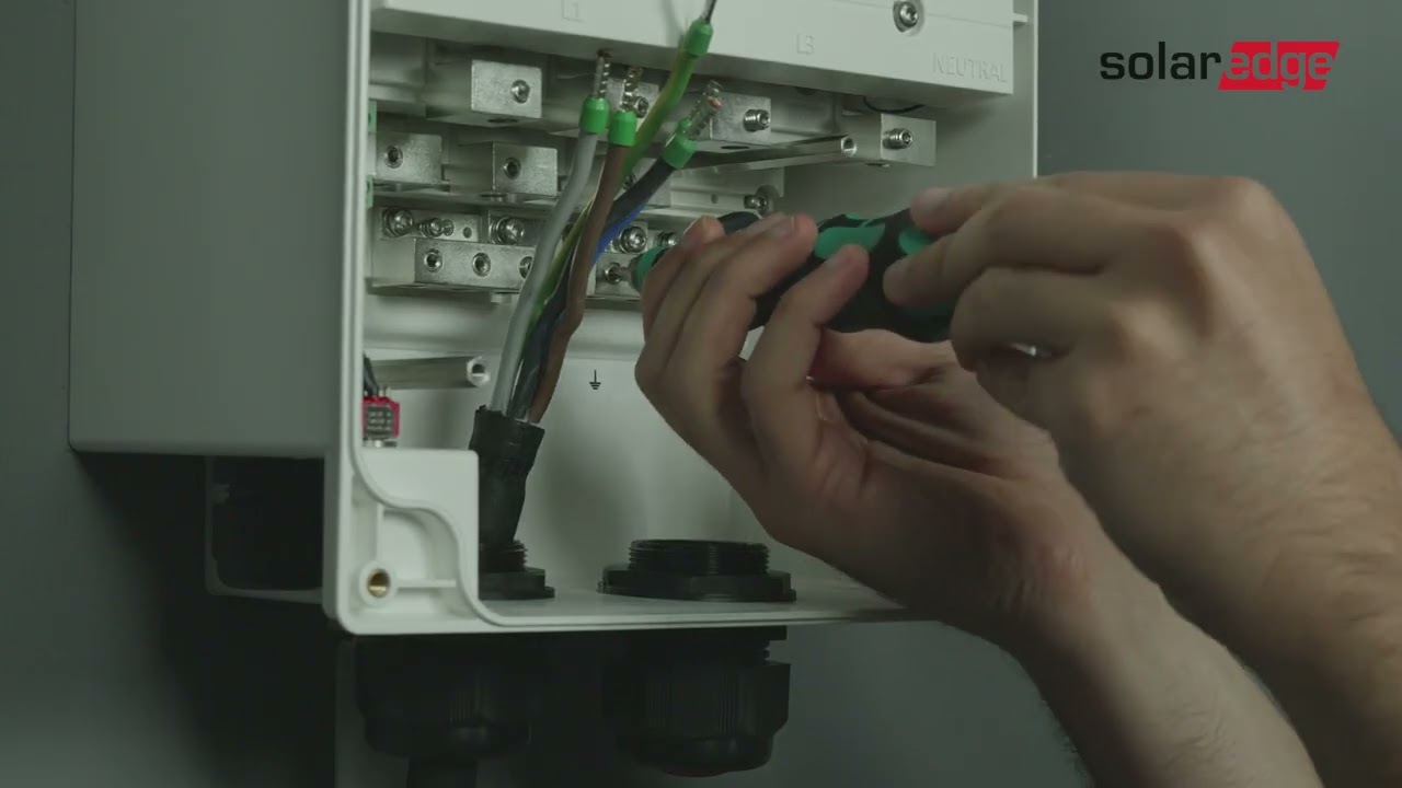 Montaggio e cablaggio dell'interfaccia di backup Home di SolarEdge - Trifase e monofase