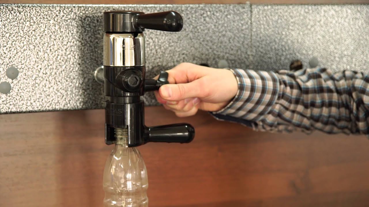 6/8 Llenamos cerveza artesana en Growler con el famoso grifo PEGAS Evolution, para llevar a casa