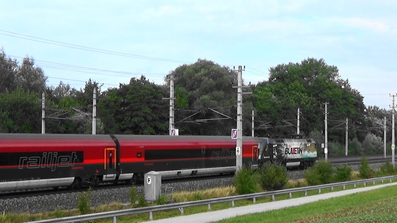 Vlaky Railjet ÖBB ve stanici St.Johann.