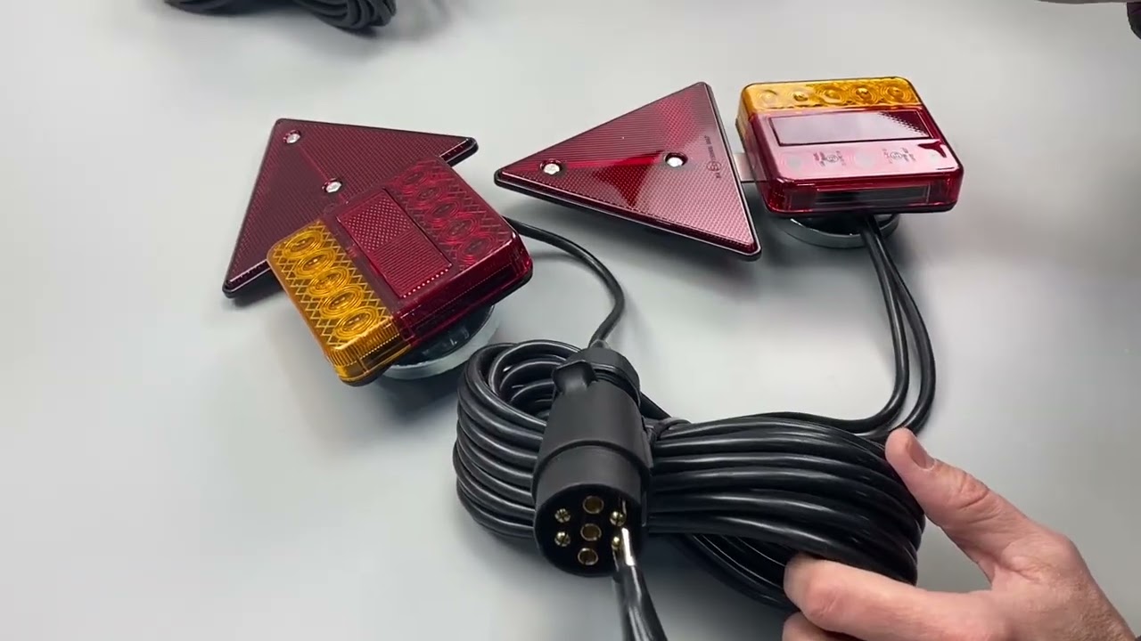 НАБІР LED ЛІХТАРІВ + ТРИКУТНИК ВІДБИВАЧ ДЛЯ ПРИЧЕПА 12/24В. ATP2930