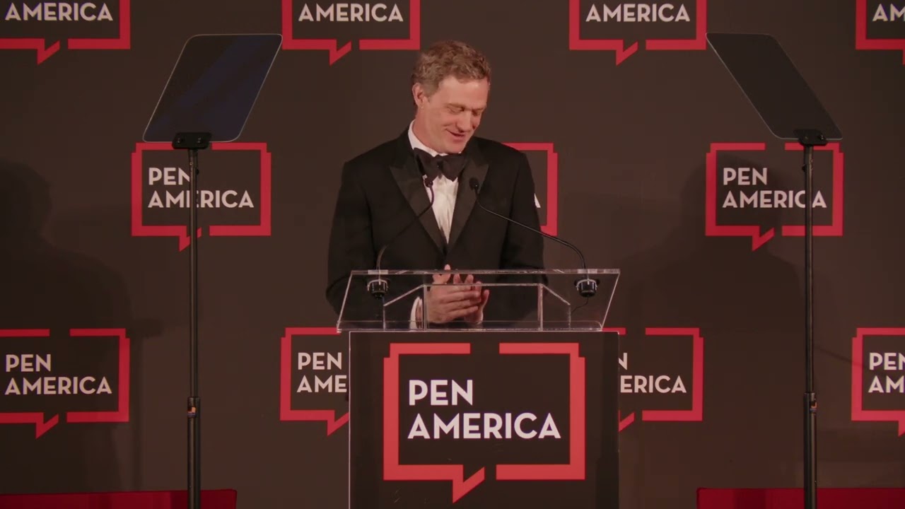 Patrick Radden Keefe Presents the PEN/Audible Literary Service Award to Sarah Jessica Parker