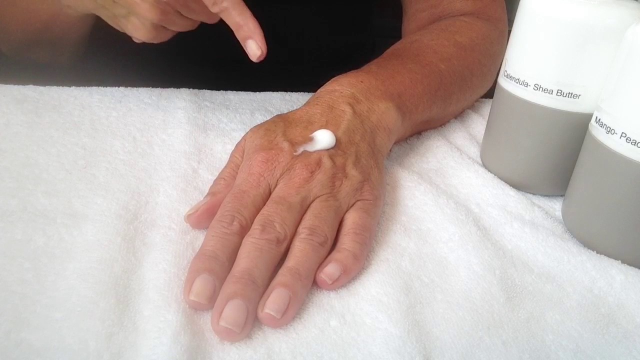 Handlotion op de juiste manier op je handen aanbrengen.