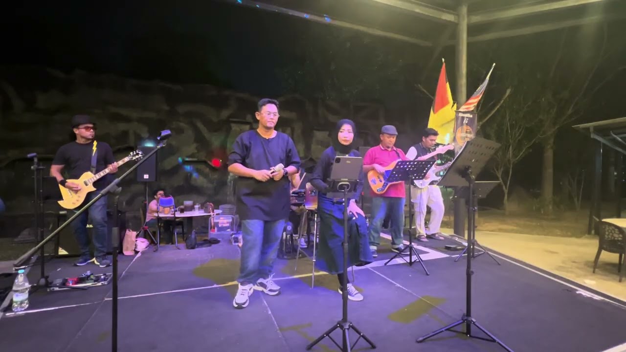 MENDUNG TAK BERERTI HUJAN cover by SERAGAM HITAM band
