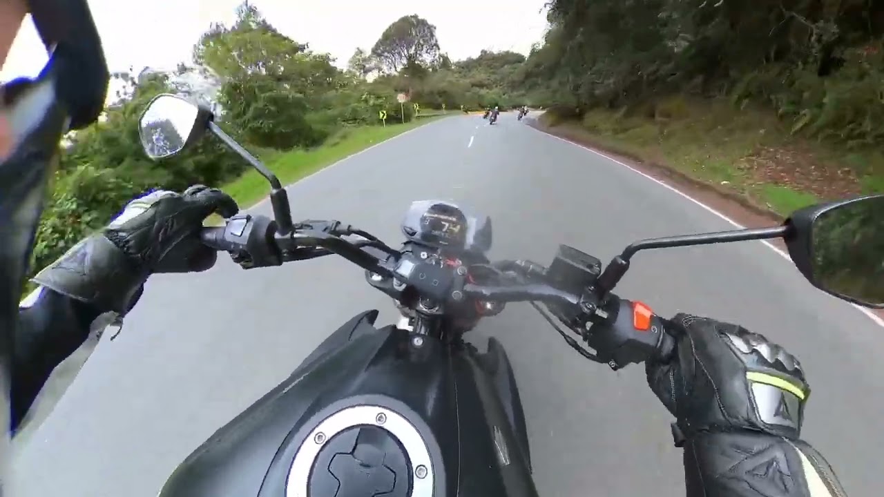suzuki gixxer250 subiendo alto de la linea y bajando