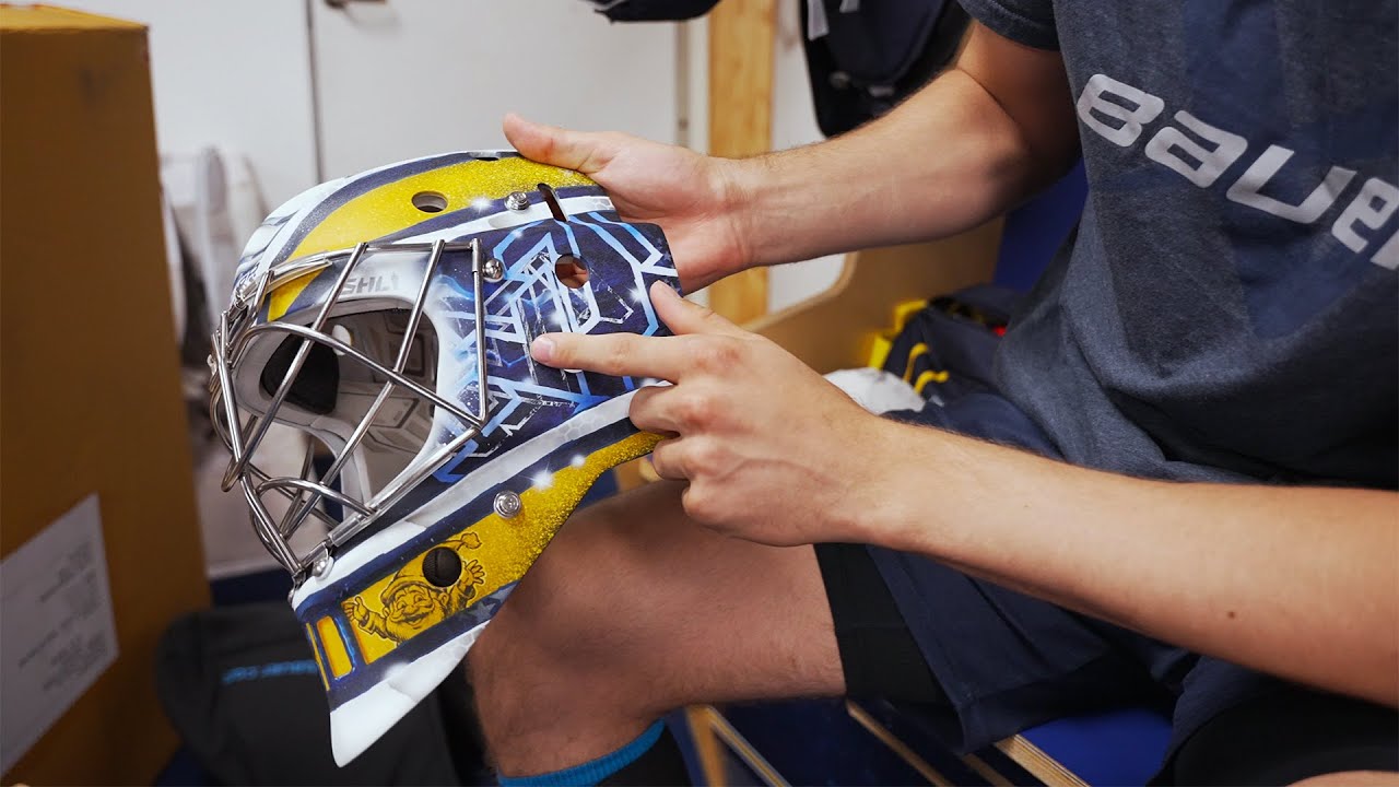 Frederik Dichow packar upp sin nya mask från DaveArt