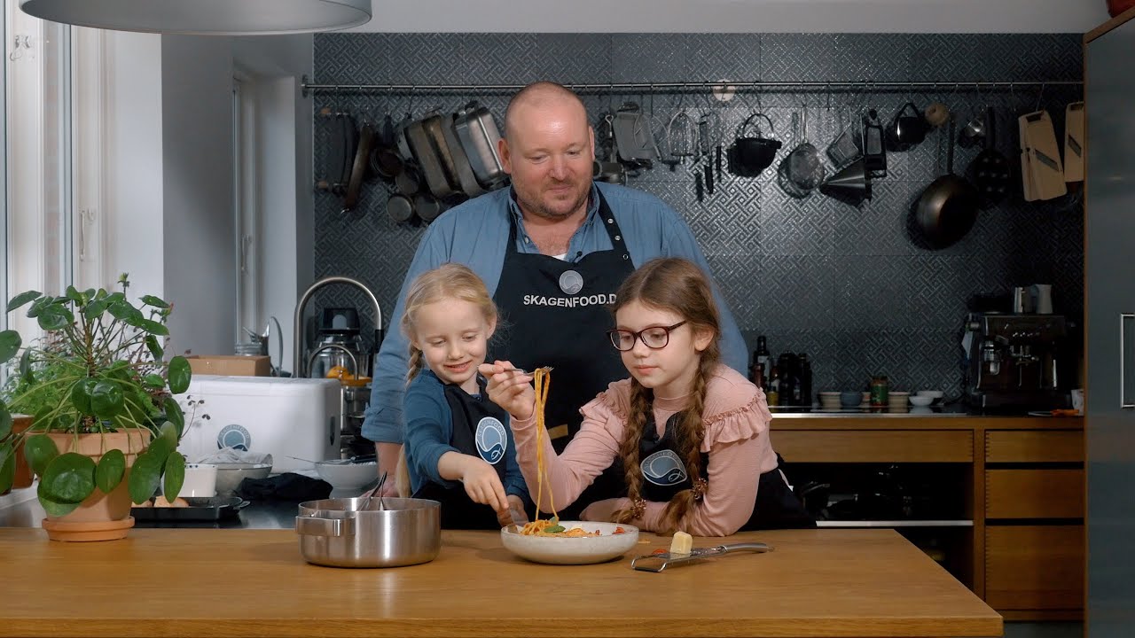 Huskokken & børnene laver mad