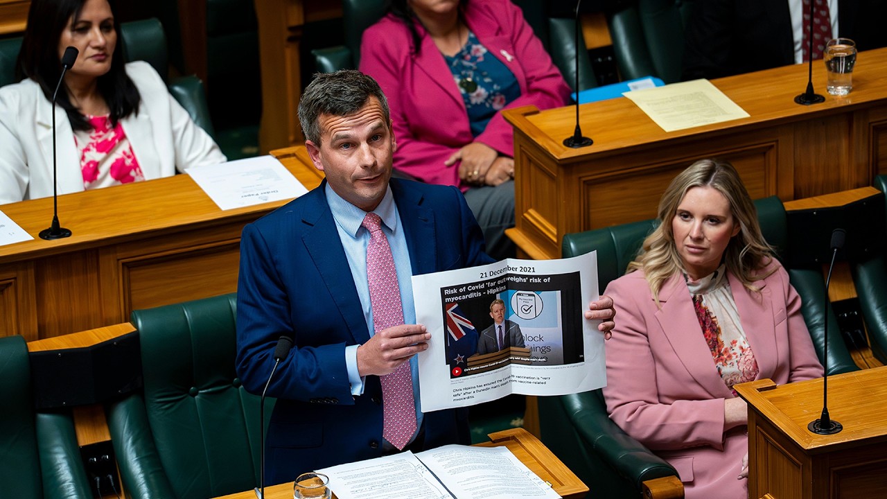 Крис Хипкинс и риски, связанные с вакцинами: Сеймур раскрывает РАЗОБЛАЧИТЕЛЬНЫЙ график.