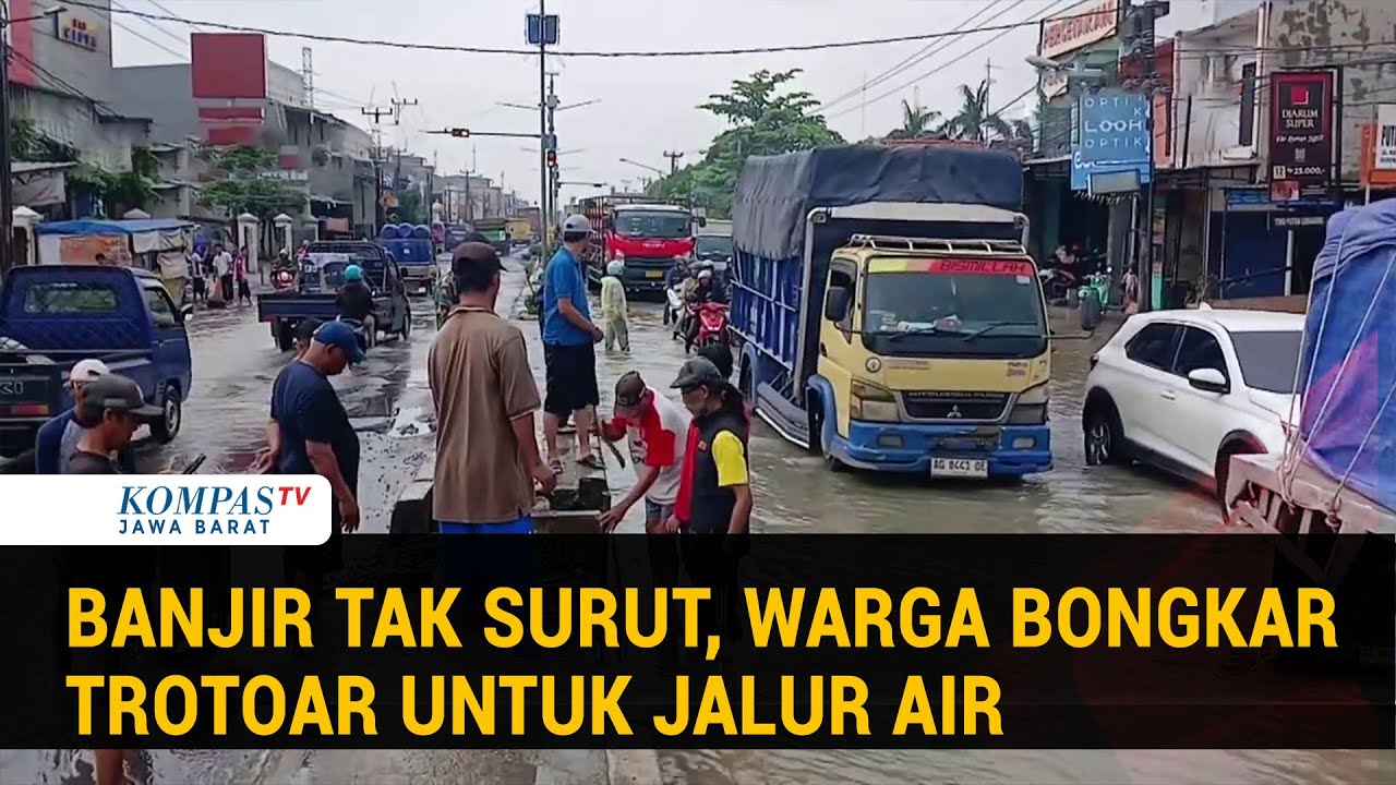 Banjir Karawang Belum Surut, Warga Bongkar Pembatas Trotoar untuk Jalur Aliran Air