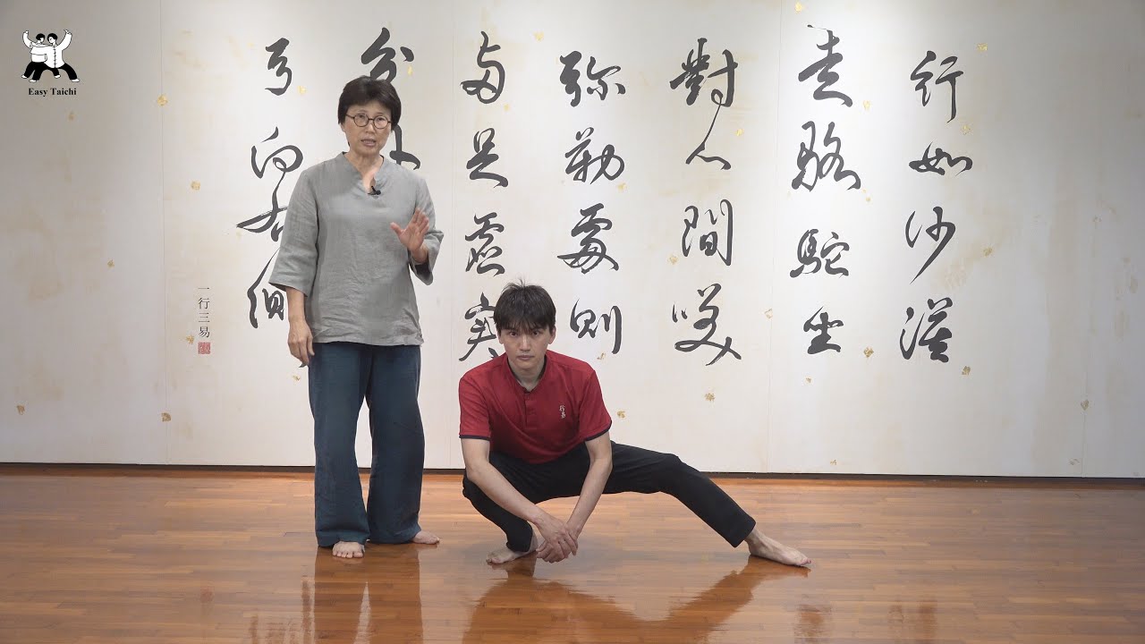 髖關節訓練在太極拳裡面是很重要的課題對落胯、重心、内勁傳送是很重要的功夫，而一個人行走的靈活度，對日常生活、身體健康，影響非常大！請大家複習「三段式大弓步」及「仆步開胯」這2個動作來訓練髖關節靈活度。