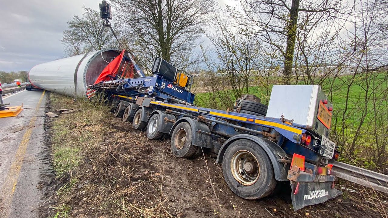 05.04.2022 - Schwertransport mit Windrad-Turm rutscht auf A44 in den Graben