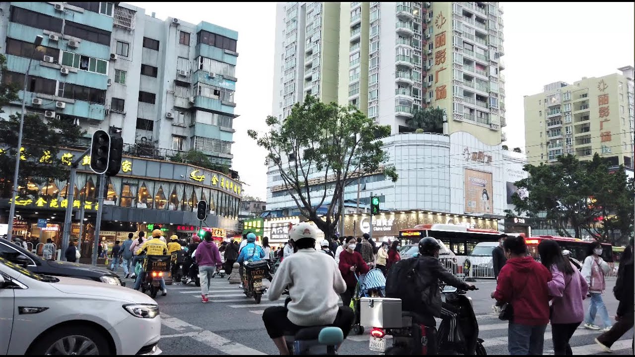 Walking Xingang Road, Haizhu District, Guangzhou, China