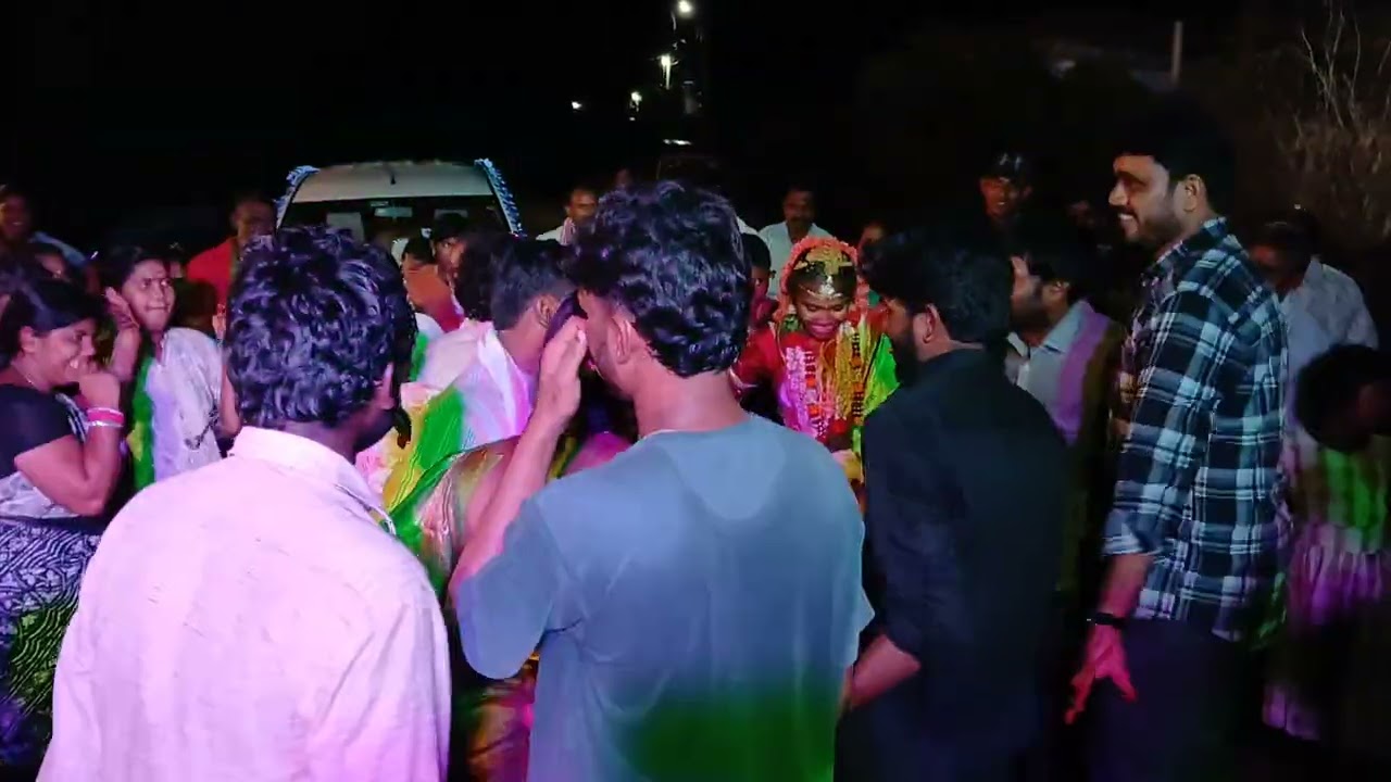 మా మేనత్త తన పెళ్లి లో  వేస్తున్న డాన్స్ అదుర్స్