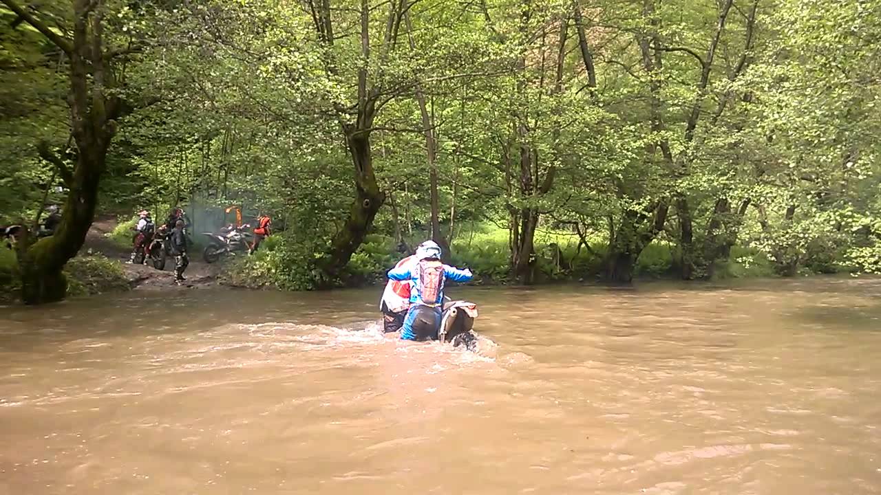dziewczyny dają radę na HARD ENDURO PANORAMA GHELARI 2014 DAY 2 RIVER