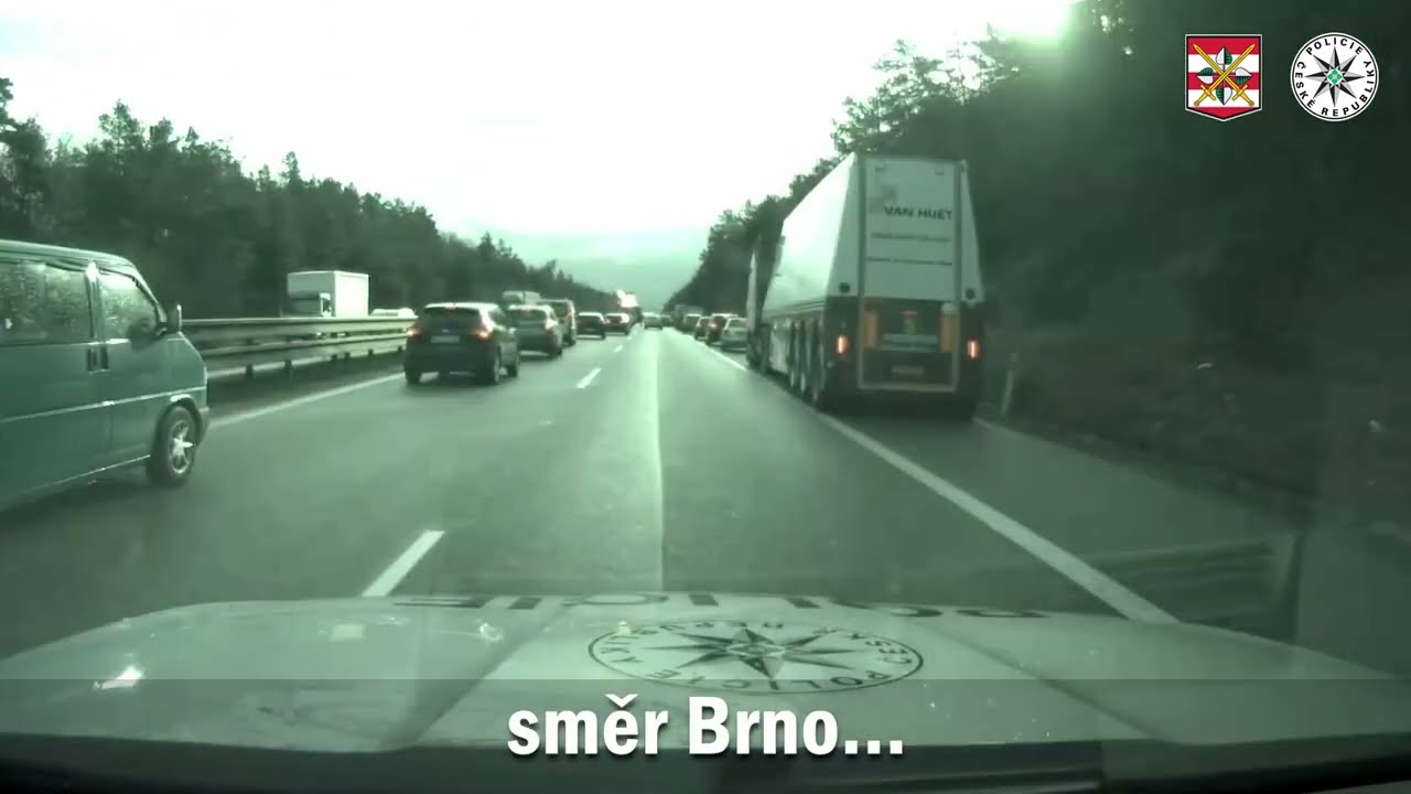 POLICISTÉ POMOHLI DOPROVODIT MAMINKU S BATOLETEM MÍŘÍCÍ DO NEMOCNICE