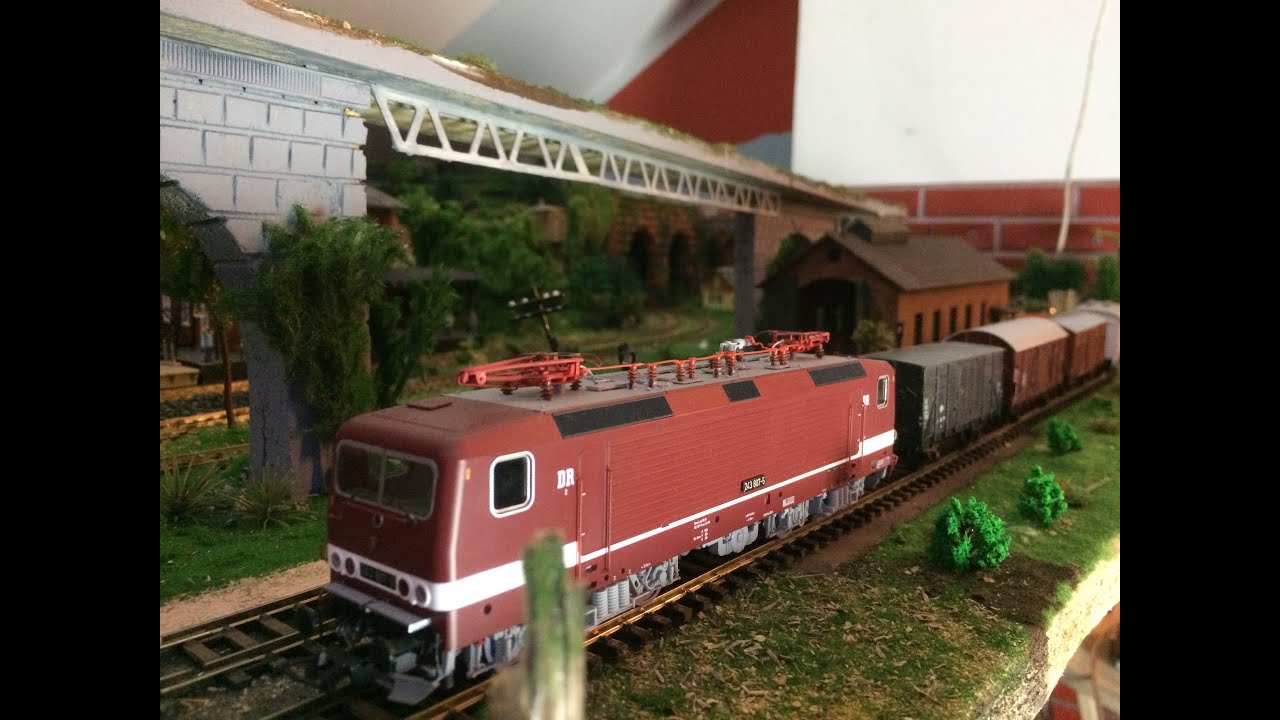 BR243 z wagonami towarowymi krytymi