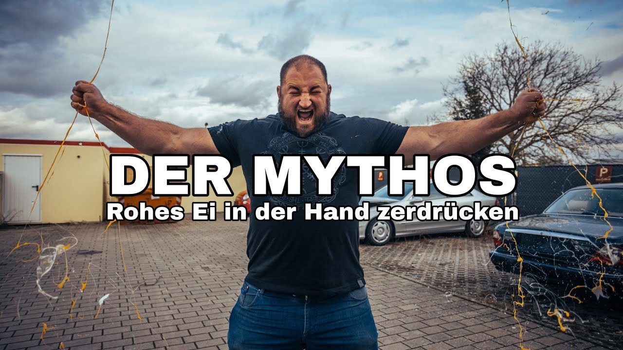 Rohes Ei mit der Hand zerdrücken