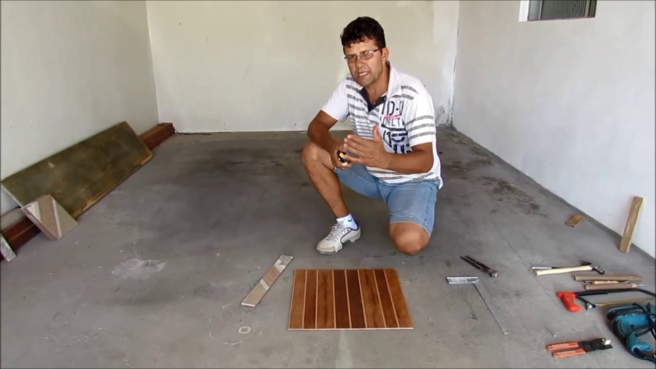 Pedreiro mostra como riscar e quebrar piso cerâmico.