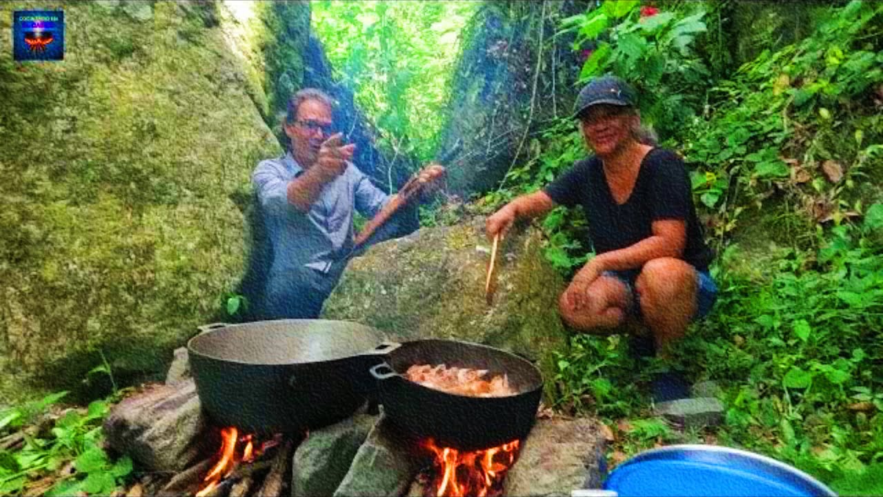 COCINANDO al lado de una ROCA RIO ARRIBA en un CAMPO de Jarabacoa REPÚBLICA DOMINICANA