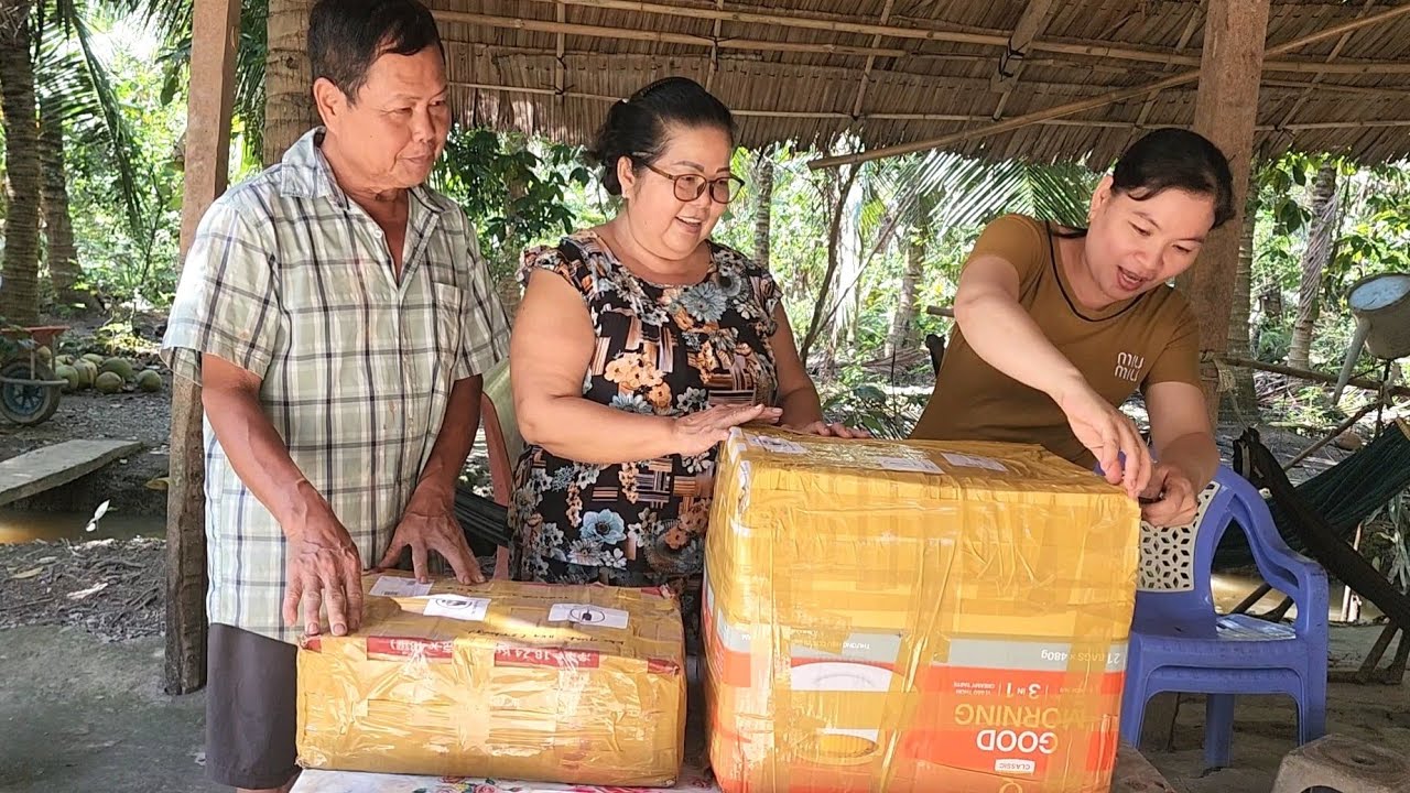 Quá Bất Ngờ Khi Gia Đình Nhận Được 2 Thùng Quà Lớn Lúc Khui Thùng Mới Thấy Ngạc Nhiên |BQCM & Family