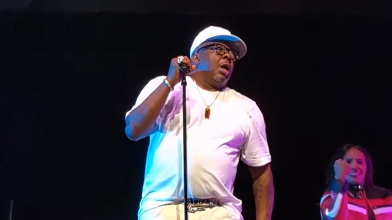 BOBBY BROWN STRUGGLES TO PERFORM! NEEDS HELP FROM NEW EDITION MEMBERS