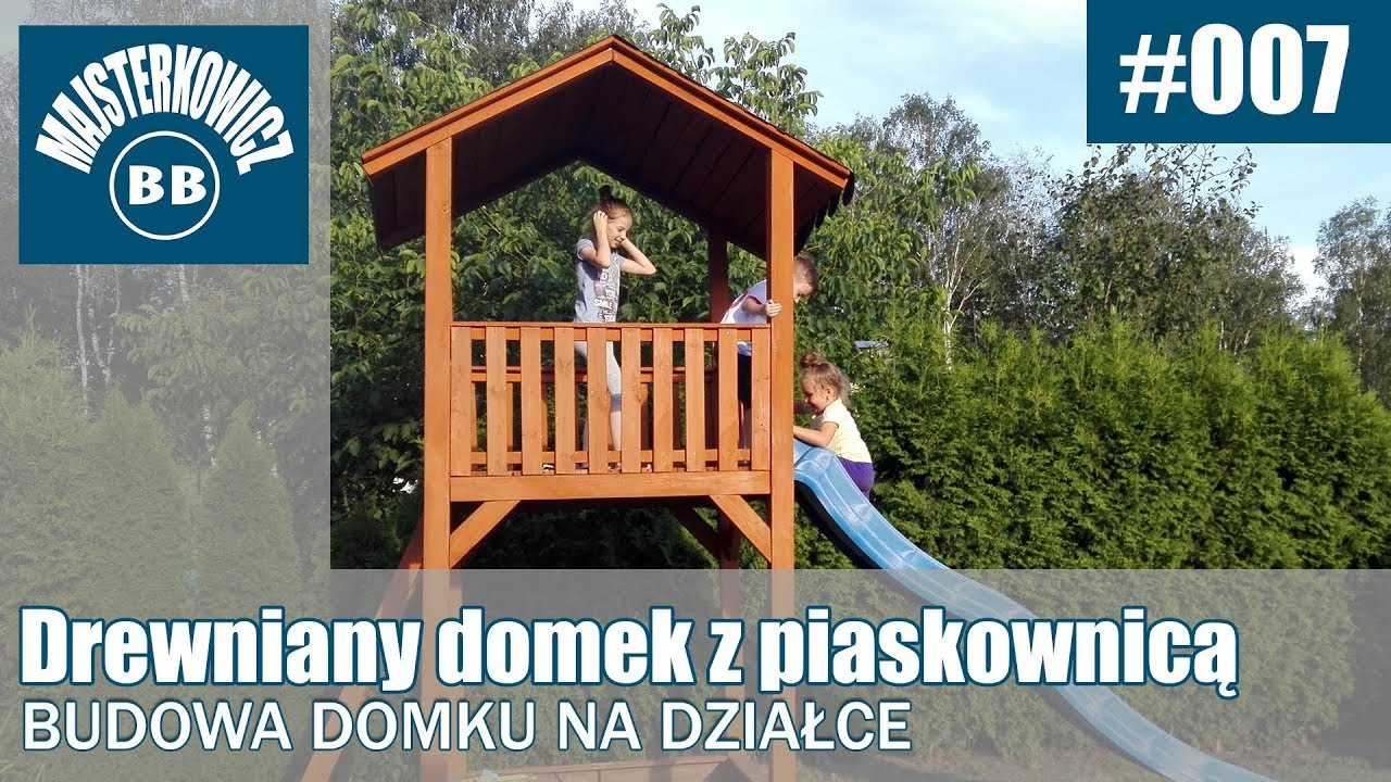 Drewniany domek z piaskownica i zjeżdżalnią