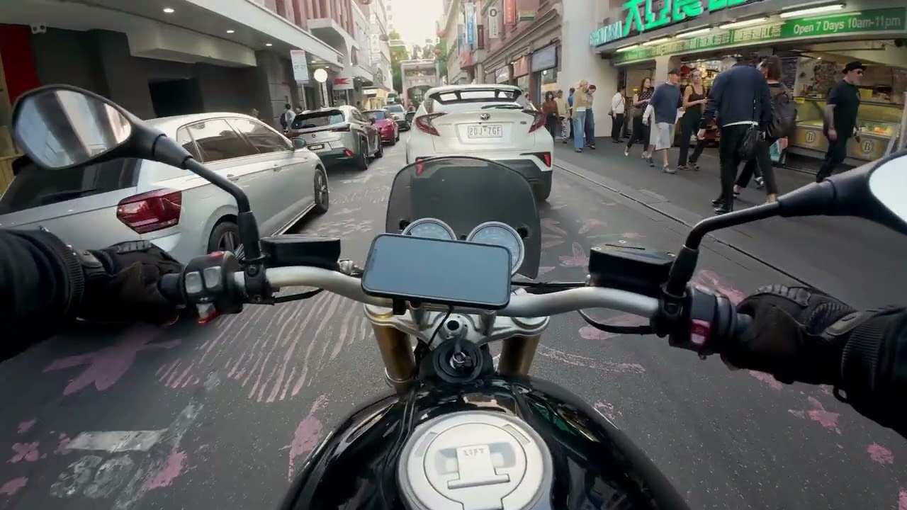 BMW R NINE T - MELBOURNE CBD, UN VENDREDI À 19H.