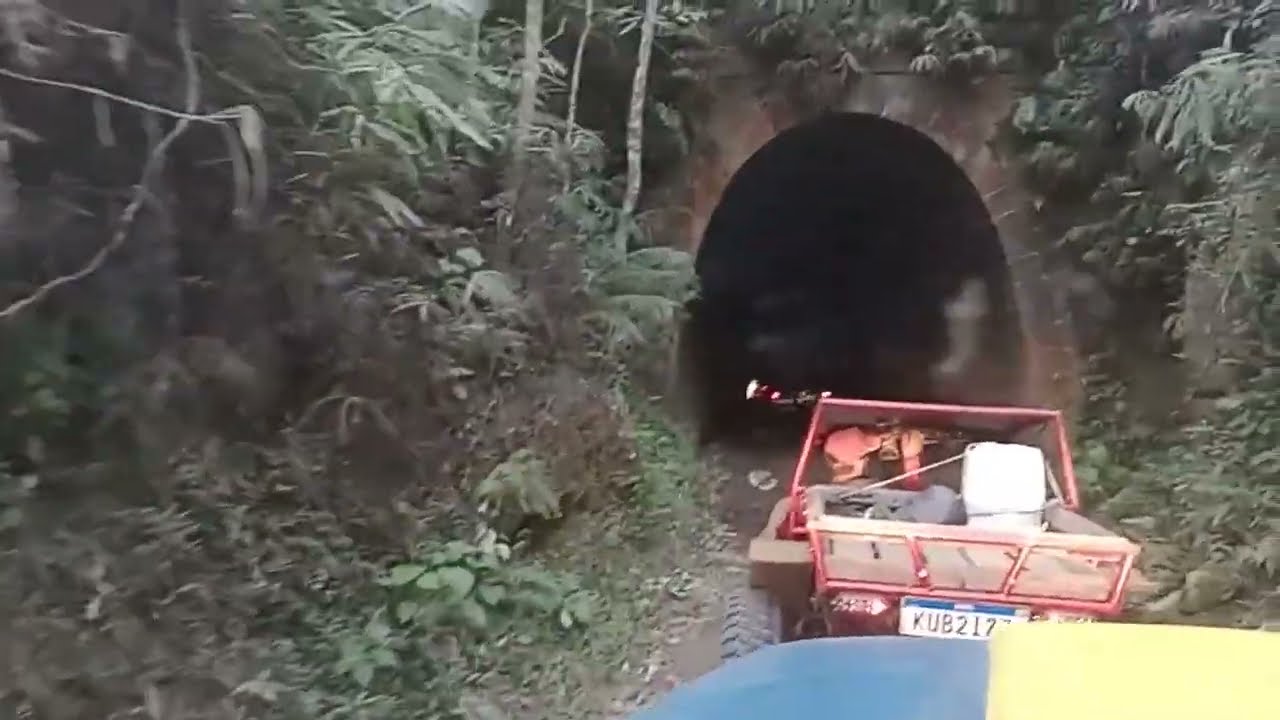 Travessia de túnel da antiga ferrovia de Conservatória RJ.
