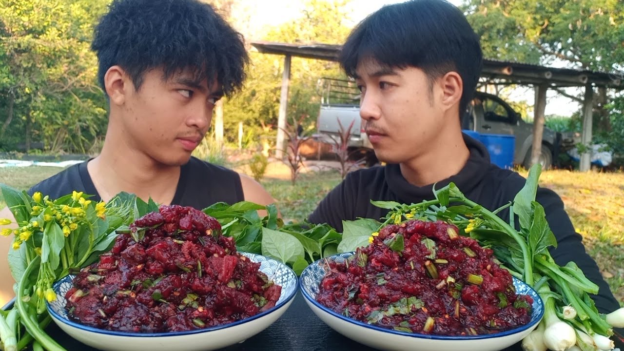 ลาบก้อยสดๆขมๆ จัดมาคนละจานใหญ่ๆพร้อมผักสดๆ.