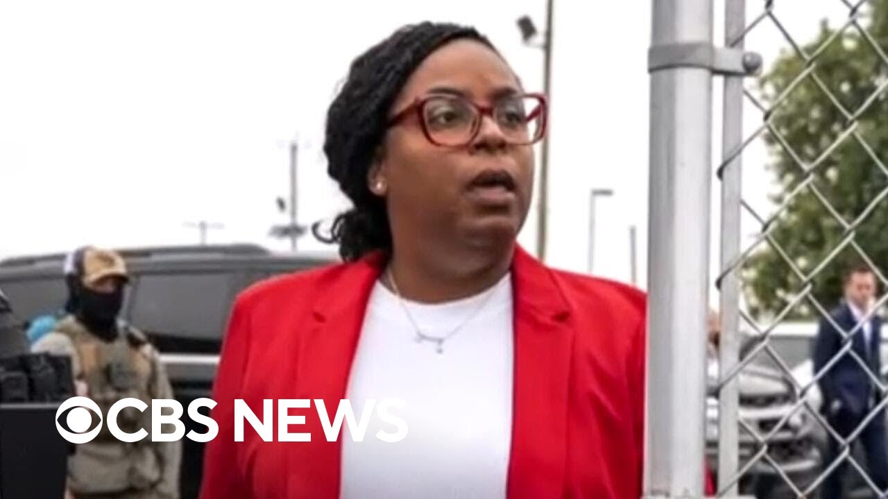 Congresswoman says she'll fight charges for allegedly assaulting officers outside ICE facility