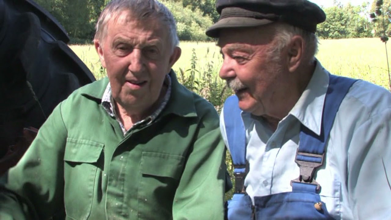 Lennart Bergquist och Erik Runcrantz levererar ved till Stora Rör på Öland den 3 juli 2008