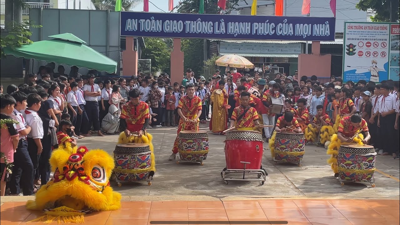 Múa lân tại sân trường tiểu học