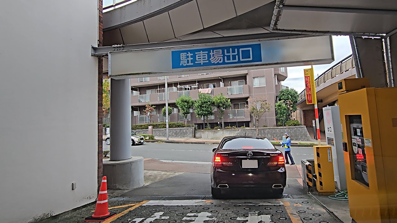W.A.O(ワオ)こどものくにショッピングセンター『立体』駐車場出口から｜横浜市 青葉区 奈良 ショッピングモール