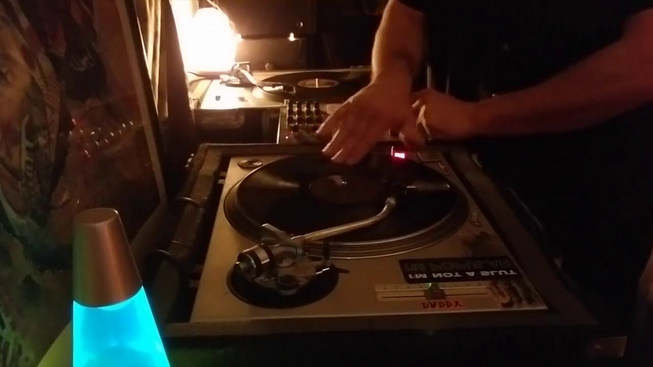 DrGiggles Live DJ Vinyl Mix Dub instrumental Hip trip Hop illbient scratch mix on turntables IDM