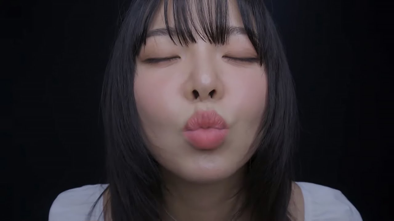 ASMR подруга раскрасит тебя слюной