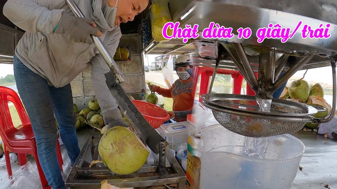 Chị gái chặt dừa cả ngày cũng không sợ đau tay, nhờ sáng tạo máy chẻ dừa 